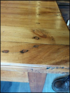 houten pennen in tafelblad